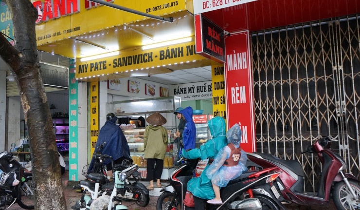 Mực nước sông Trà Lý, sông Hồng dâng cao từng giờ, người dân Hưng Yên đắp bờ chống ngập - 8