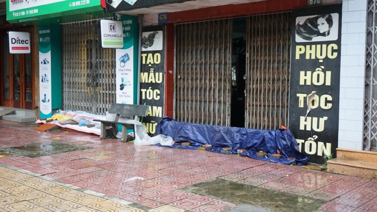 Mực nước sông Trà Lý, sông Hồng dâng cao từng giờ, người dân Hưng Yên đắp bờ chống ngập - 9