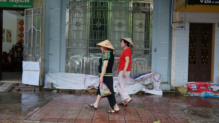 Mực nước sông Trà Lý, sông Hồng dâng cao từng giờ, người dân Hưng Yên đắp bờ chống ngập - 13