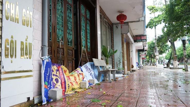Mực nước sông Trà Lý, sông Hồng dâng cao từng giờ, người dân Hưng Yên đắp bờ chống ngập - 15