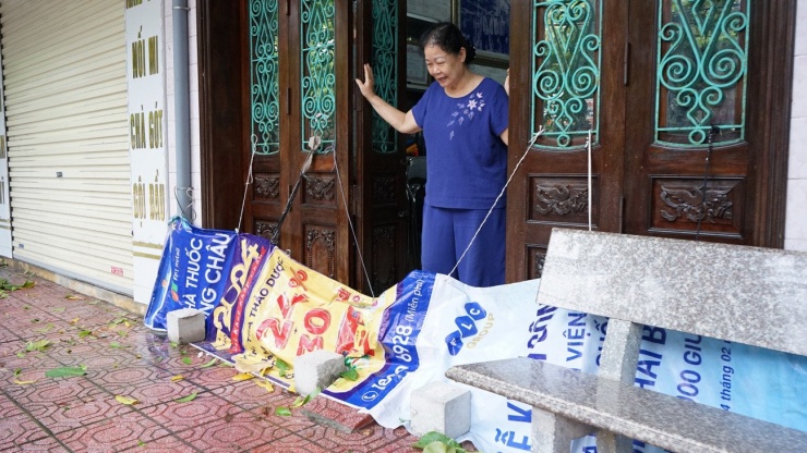 Mực nước sông Trà Lý, sông Hồng dâng cao từng giờ, người dân Hưng Yên đắp bờ chống ngập - 11