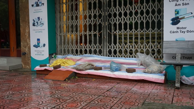 Mực nước sông Trà Lý, sông Hồng dâng cao từng giờ, người dân Hưng Yên đắp bờ chống ngập - 12