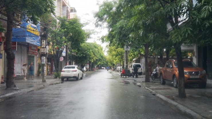 Mực nước sông Trà Lý, sông Hồng dâng cao từng giờ, người dân Hưng Yên đắp bờ chống ngập - 16