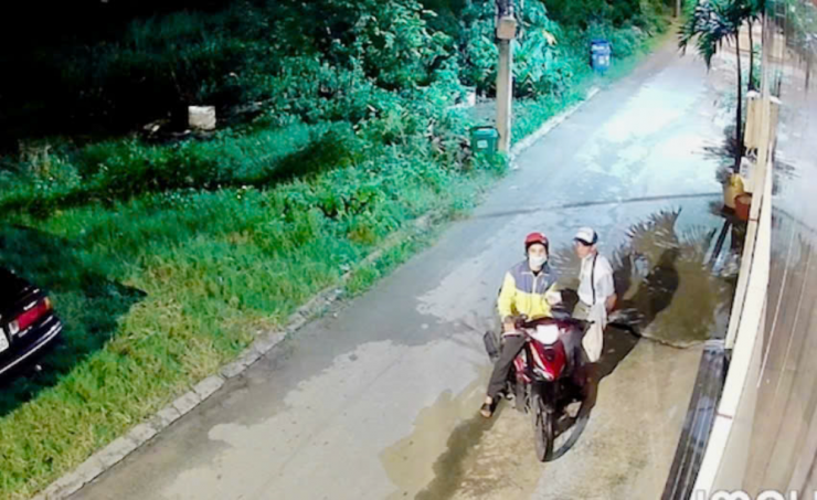 Camera an ninh ghi nhận diễn biến vụ việc Nguyễn Triều Tiên cướp giật vé số của người khuyết tật. Ảnh: Cắt từ clip