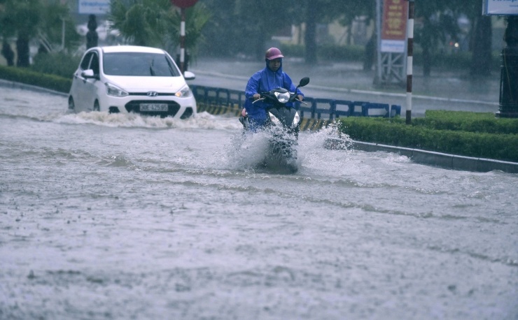 Các phương tiện lưu thông trên tuyến đường gặp khó khăn. Ảnh: Lê Dương