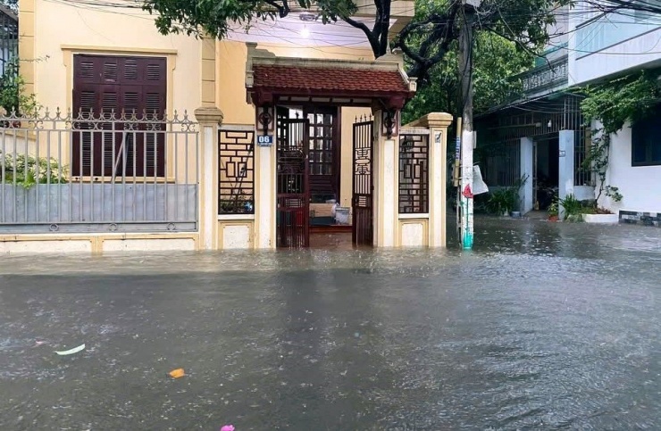 Mưa lớn kéo dài, nhiều nơi nước đã mấp mé vào nhà dân. Ảnh: CTV