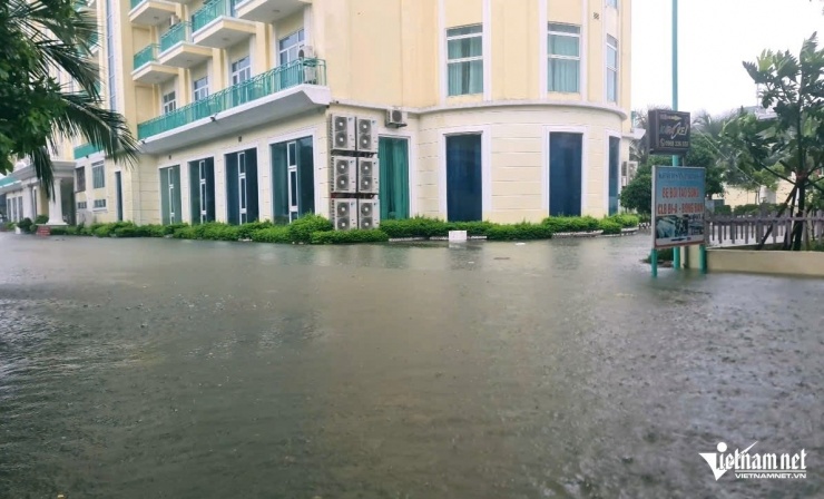 Nước dâng vào sân một khách sạn thuộc xã Hoằng Tiến. Ảnh: Lê Dương