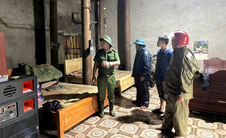 Lực lượng chức năng xã Yên Hòa di dời các hộ dân nằm trong khu vực có nguy cơ sạt lở cao.