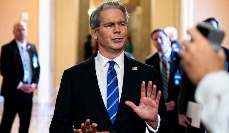 Bộ trưởng Tài chính Mỹ Scott Bessent phát biểu với các phóng viên tại Điện Capitol ở Washington, DC, ngày ngày 27/6/2025. Ảnh: Getty Images