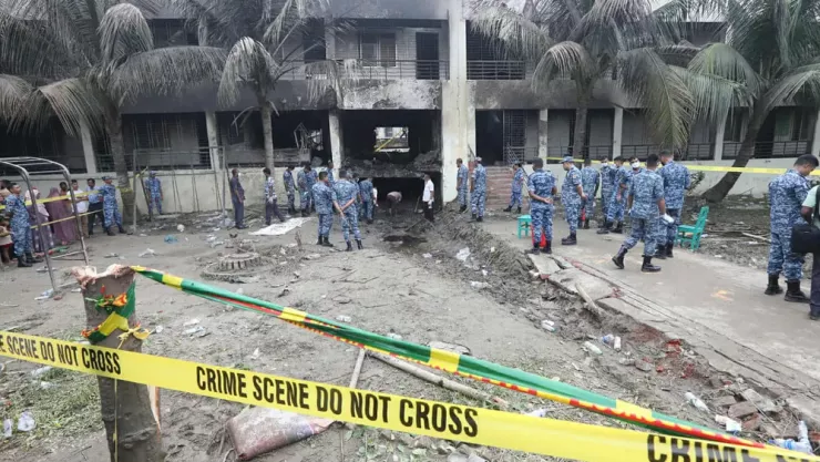 Không quân Bangladesh tiếp tục làm nhiệm vụ tại hiện trường sáng 22-7 sau vụ rơi máy bay. Ảnh: Prabir Das/THE DAILY STAR