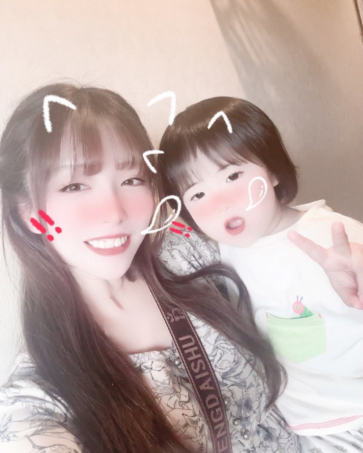 Bà ngoại 44 tuổi có vẻ ngoài như thiếu nữ - 1