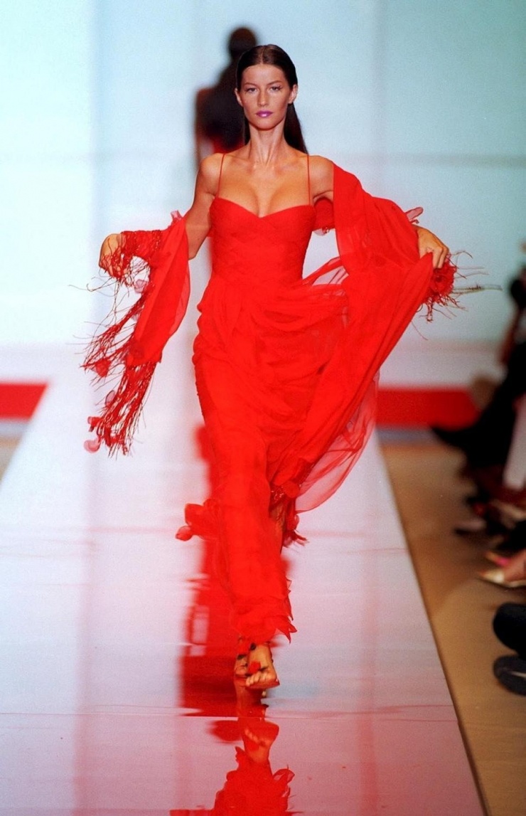 Cô catwalk trong show Haute Couture Thu 1999 của Valentino. Ảnh: Harper's Bazaar