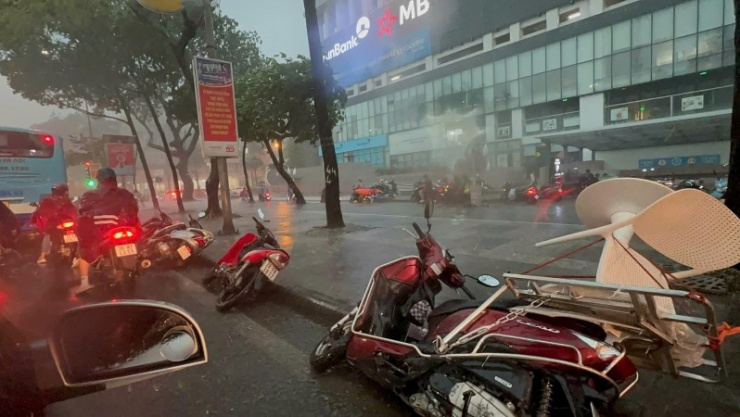 Hình ảnh cơn mưa to chiều thứ bảy (19/7) ở Hà Nội.