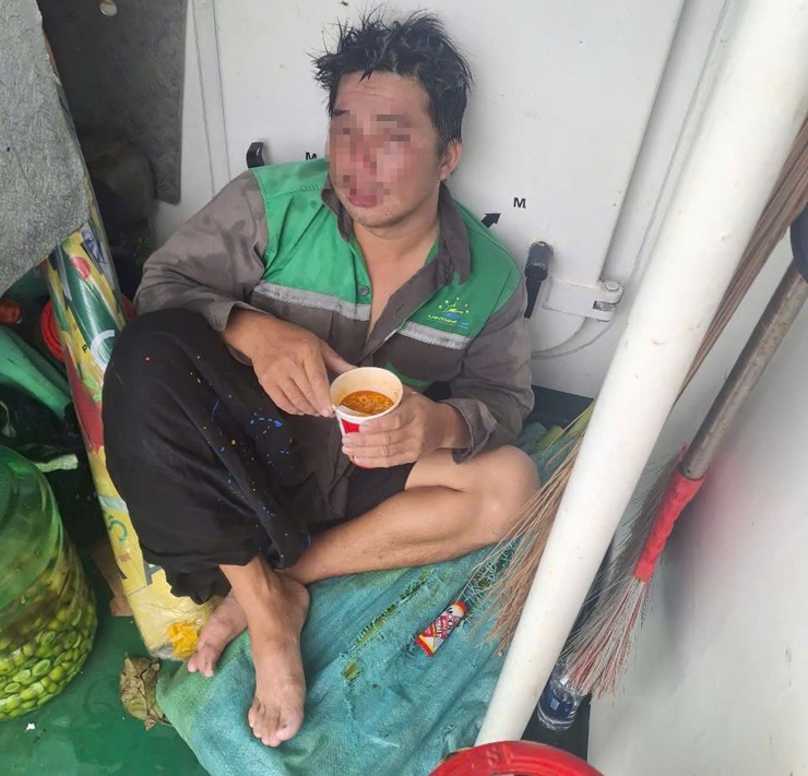 Anh S. may mắn được cứu sau 6 giờ trôi dạt trên biển. Ảnh: Nguyễn Đình Dương