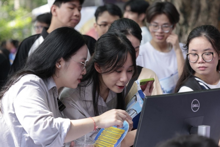 Sắp hết hạn đăng kí nguyện vọng, thí sinh vẫn bối rối, băn khoăn. Ảnh: NHƯ Ý