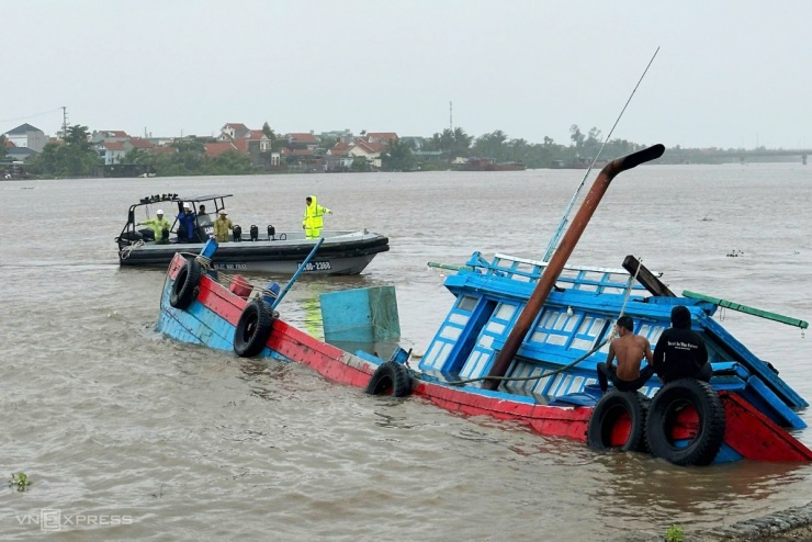 Thuyền lật, đường phố ngập trong bão Wipha - 1