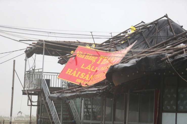 Thuyền lật, đường phố ngập trong bão Wipha - 6