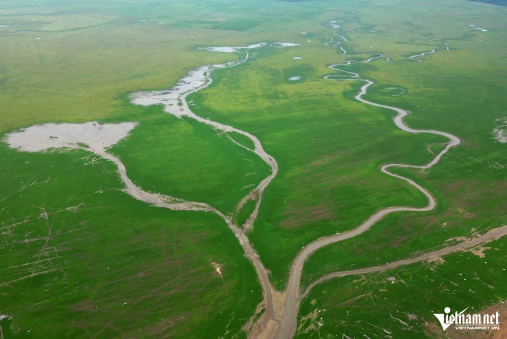 Hồ Trị An khi nước rút hiện lên những lạch nước uốn lượn như bức tranh thủy mặc