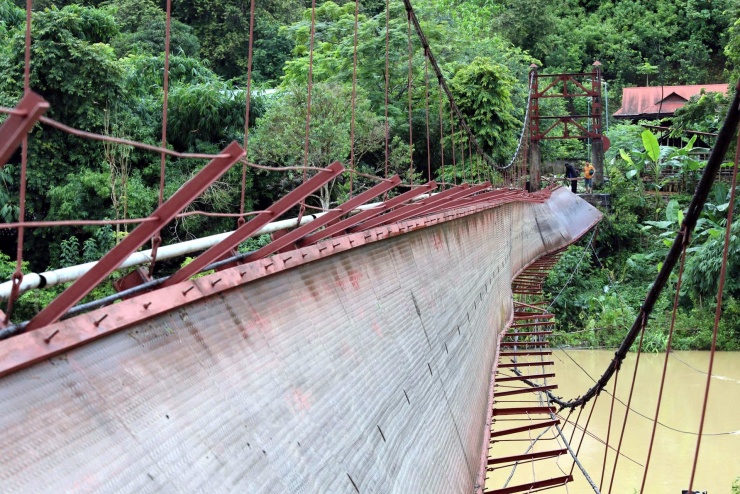 Cầu Pa Thơm nghiêng hẳn sang một bên sau sự cố đứt dây cáp. Ảnh: Duy Linh