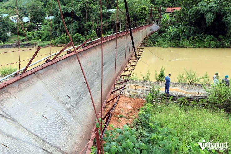 Cầu Pa Thơm trước thời điểm bị đứt cáp có thể chịu được tải trọng 2 tấn. Ảnh: Duy Linh