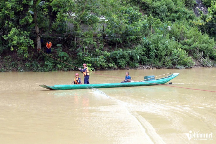 Lực lượng chức năng làm nhiệm vụ tại khu vực cầu Pa Thơm. Ảnh: Duy Linh
