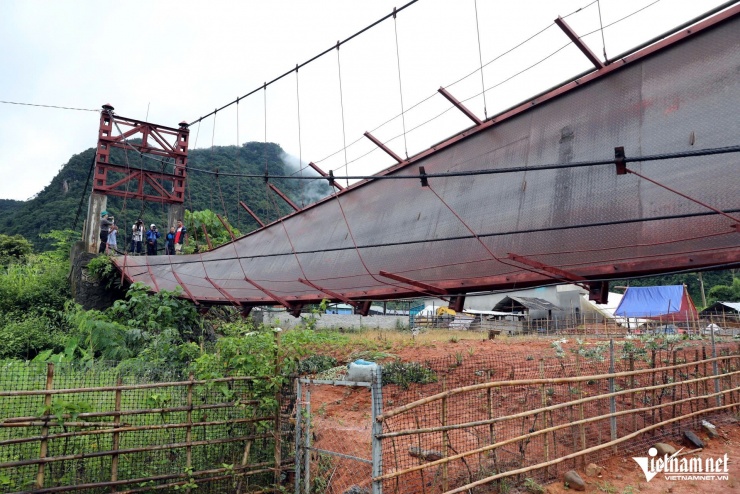 Vụ đứt cáp cầu treo khiến 3 người đi trên ô tô bán tải rơi xuống sông, rất may tất cả được ứng cứu ngay sau đó và được chăm sóc y tế. Ảnh: Duy Linh