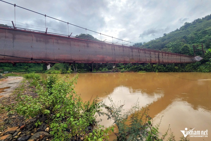 Thời điểm cầu Pa Thơm bị đứt dây cáp có 1 xe ô tô bán tải và 1 xe máy đi qua. Ảnh: Duy Linh