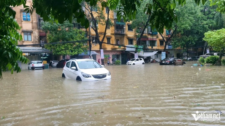 Nhiều xe ô tô ngập ngang 2 phần bánh, quá phần biển kiểm soát. Ảnh: Lê Dương