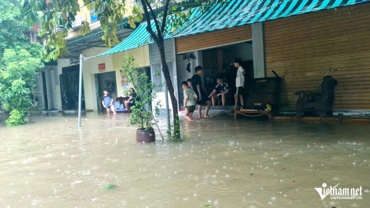 Tầng 1 khu chung cư Đông Phát nước ngập mấp mé nhà. Ảnh: Lê Dương