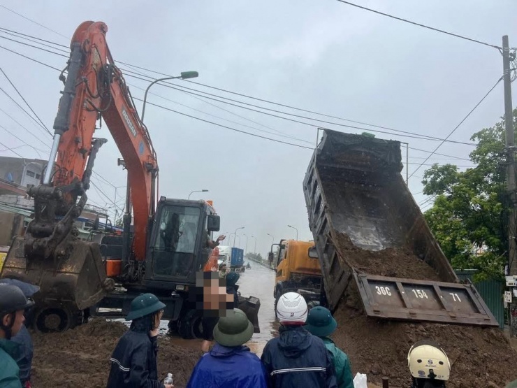 Cơ quan chức năng cùng người dân xã An Hưng ngăn nước tại khu vực cầu Khuể. Ảnh: PHP