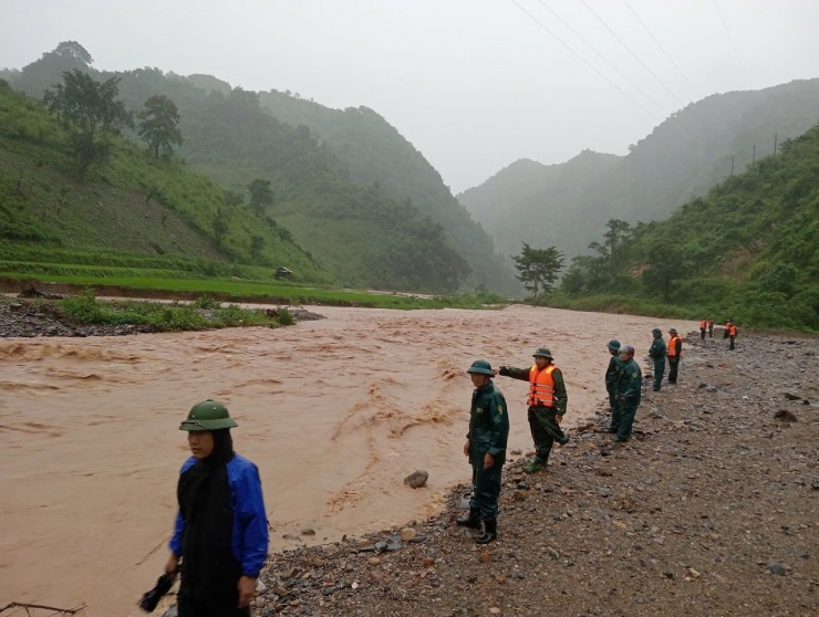 Lực lượng biên phòng tìm kiếm người dân mất tích ở xã Nậm Cắn. Ảnh: BĐBP