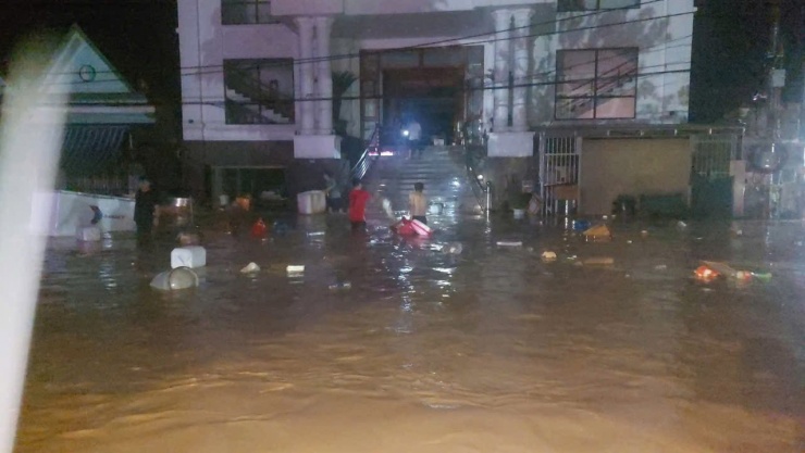Trung tâm Mường Xén bị ngập sâu. Ảnh: Đào Thọ
