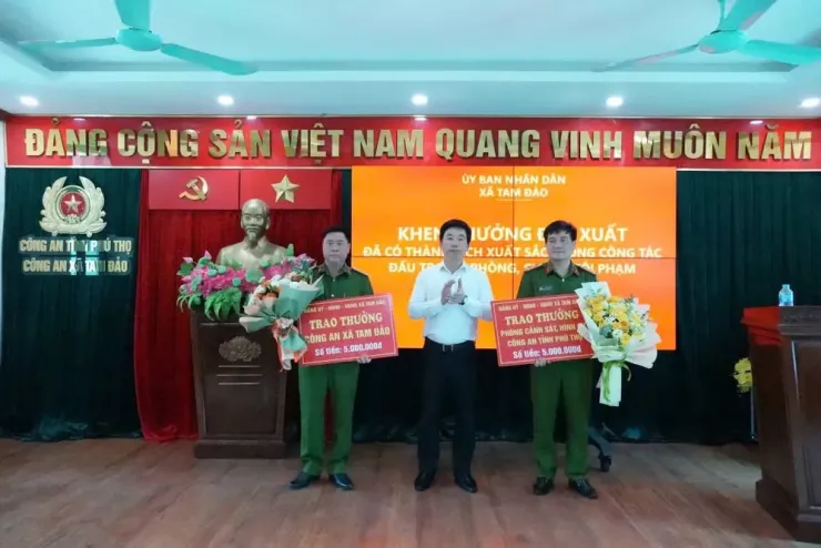 Lãnh đạo xã Tam Đảo khen thưởng đột xuất cho Công an xã và Phòng Cảnh sát hình sự Công an tỉnh Phú Thọ. Ảnh: CA