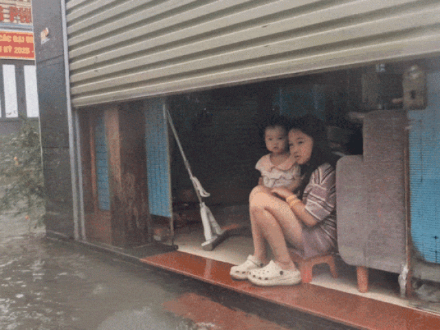 Người dân vật lộn với ngập lụt sau mưa bão