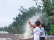 Phớt lờ cảnh báo, nhiều người về biển Đồ Sơn check-in đón bão