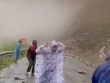 VIDEO: Đất đá từ trên núi rơi xuống khi đoàn cán bộ đi kiểm tra sạt lở
