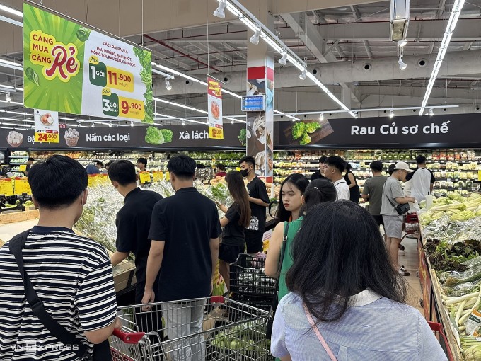 Người Hà Nội đổ xô đi siêu thị tích trữ đồ ăn phòng bão, ngày 21/7. Ảnh: Quỳnh Nguyễn
