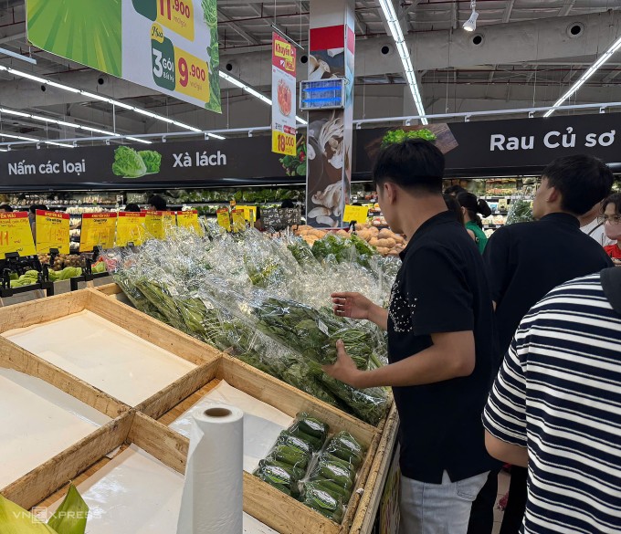 Khu vực quầy rau củ ở một siêu thị trên đường Trần Duy Hưng, Hà Nội luôn đắt hàng do nhu cầu mua lớn, buộc nhân viên liên tục bổ sung, chiều 21/7. Ảnh: Nga Thanh