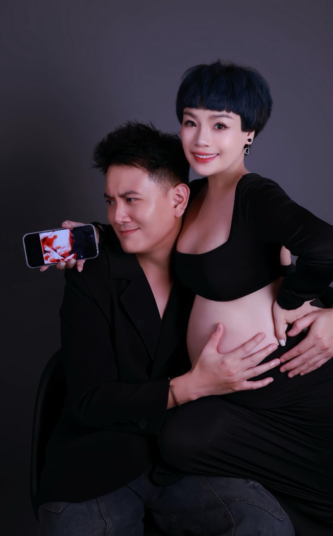 Ngọc Khuê bên ông xã Huy Ngô ở tuần thứ 30 của thai kỳ.