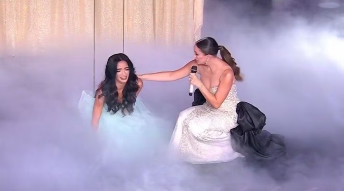 Laura Perez đau đớn trên sân khấu sau cú ngã.