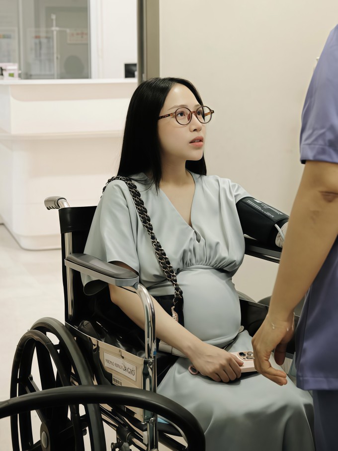 Joyce Phạm nhập viện sinh con thứ 4.