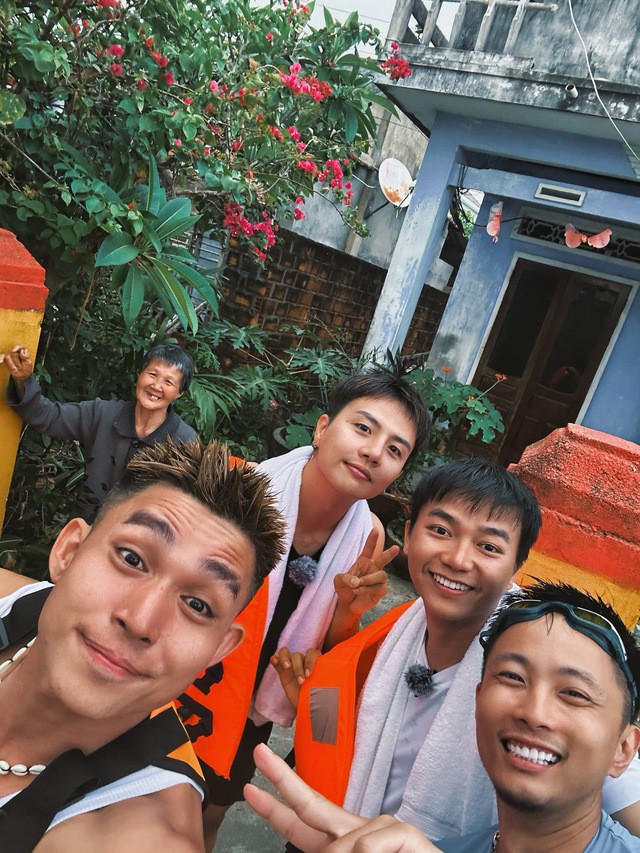 Dàn cast cùng chụp ảnh với “Người quen” (Ảnh: Phạm Duy Thuận)