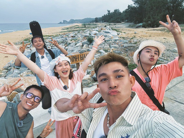 Dàn cast “Gia đình Haha” vui vẻ ghi lại kỉ niệm tại bờ biển (Ảnh: Phạm Duy Thuận)