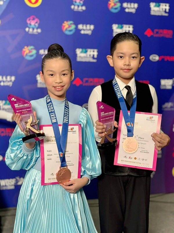 Cô viết: "Nay con tròn 10 tuổi rồi, ba mẹ chỉ mong con luôn khỏe mạnh, ngoan, biết yêu thương ông bà, ba mẹ và mọi người trong gia đình. Và luôn học tập chăm ngoan, biết giúp đỡ bạn bè và kính trọng thầy cô giáo nha. Riêng với ba mẹ, con thích chọn cho mình theo nghệ thuật, thể thao hay bất cứ điều gì ba mẹ sẽ luôn trọng suy nghĩ của con".