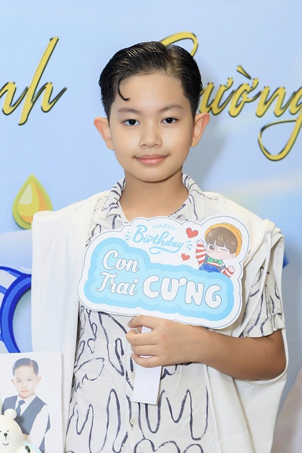Theo Khánh Thi chia sẻ Kubi không được bố mẹ dạy khiêu vũ. Cô và ông xã Phan Hiển đều né tránh việc dạy con, phần vì quá bận, phần vì không muốn gây áp lực cho con. Dù vậy, bé vẫn thể hiện tài năng khiêu vũ vượt trội.