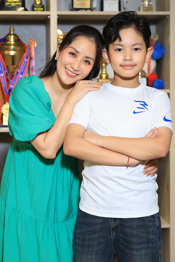 Không chỉ vậy, Khánh Thi cũng không khoe thành tích của con, ngăn con tiếp xúc với truyền thông vì sợ bé sẽ "hỏng" khi biết rằng có nhiều người đang khen ngợi mình. Nữ kiện tướng dance sport cho rằng nếu ở một gia đình bình thường, đây là điều rất đáng để khoe nhưng cô phải kìm nén cảm xúc nên đôi khi cảm thấy tội cho con.