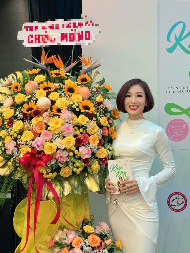 Hoa khôi Thể thao Thu Hương mới đây đã có buổi ra mắt sách của mình. Nhan sắc của người đẹp thuở nào vẫn "hack tuổi" khiến khán giả ngưỡng mộ.