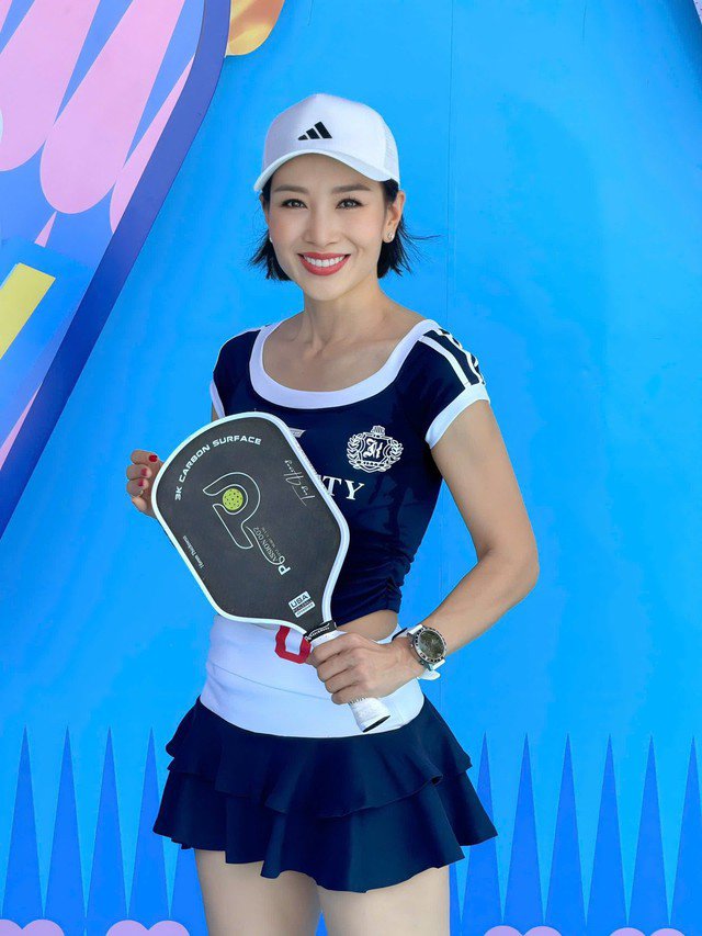 Ngoài ra, Hoa khôi Thu Hương còn chăm chỉ rèn luyện thể dục thể thao như chơi pickle ball và tập yoga.
