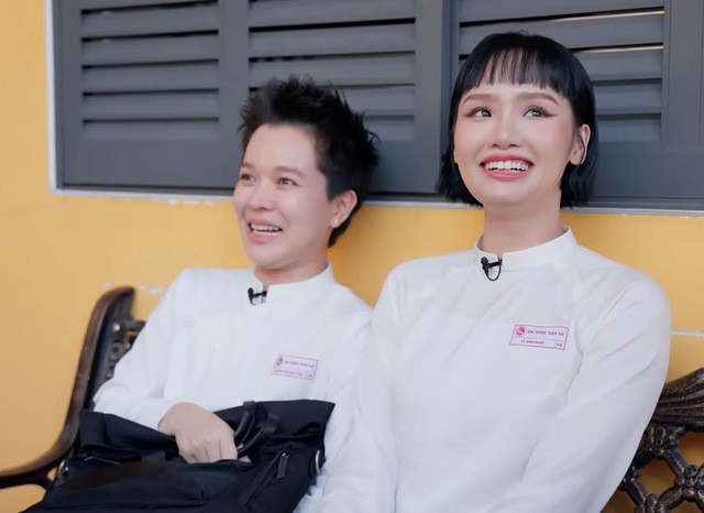 Cư dân mạng ưu ái trêu chọc 2 "Em Xinh" là "ngày nào cũng được ngồi sổ đầu bài" (Ảnh chụp màn hình)