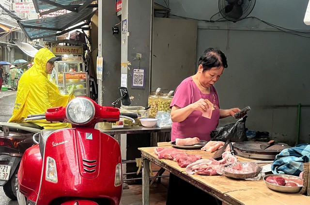 Tiểu thương lo lắng khi lượng khách sụt giảm do lo ngại về dịch tả lợn Châu Phi. Ảnh: Đan Tâm.